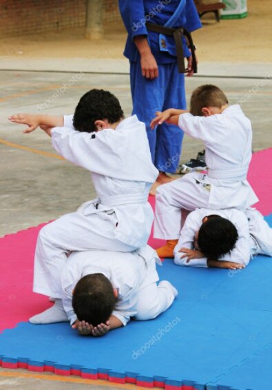 Maestro di judo che insegna a un gruppo di allievi in un dojo tradizionale