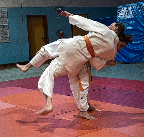 Proiezione di judo durante un allenamento