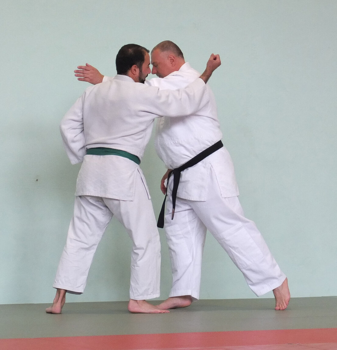 Insegnante che guida un gruppo di allievi di jujitsu sul tatami